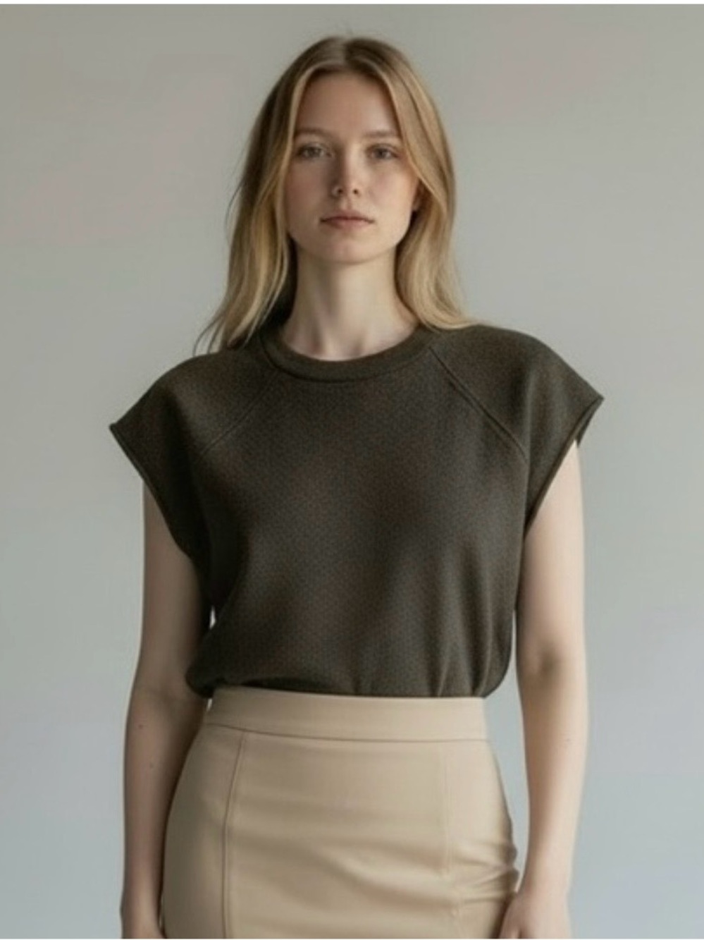 Banana Republic Woman’s Dark Brown Crewneck Sweater. Made from Italian Merino